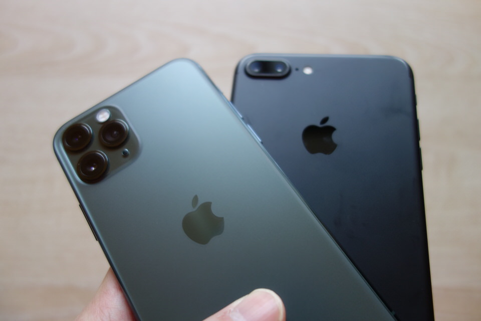 iPhone7のブラックとiPhone11Proのミッドナイトグリーン