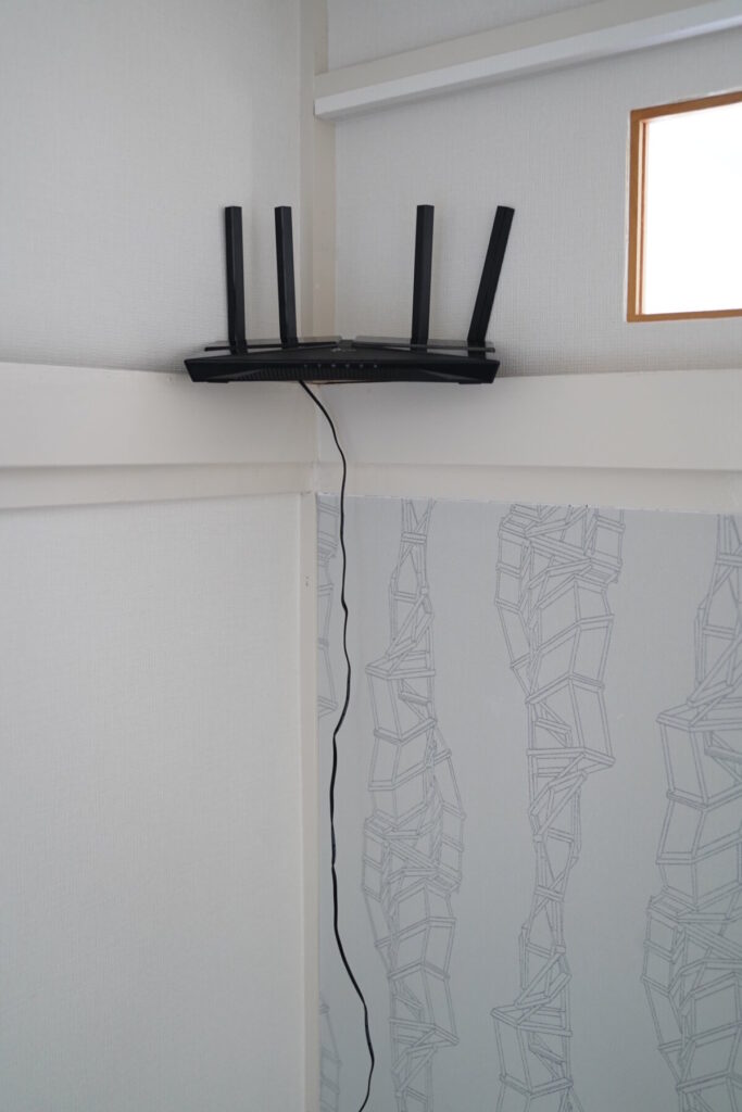 WiFiルーターを高い位置に設置して電波が届きやすく、干渉しないようにする