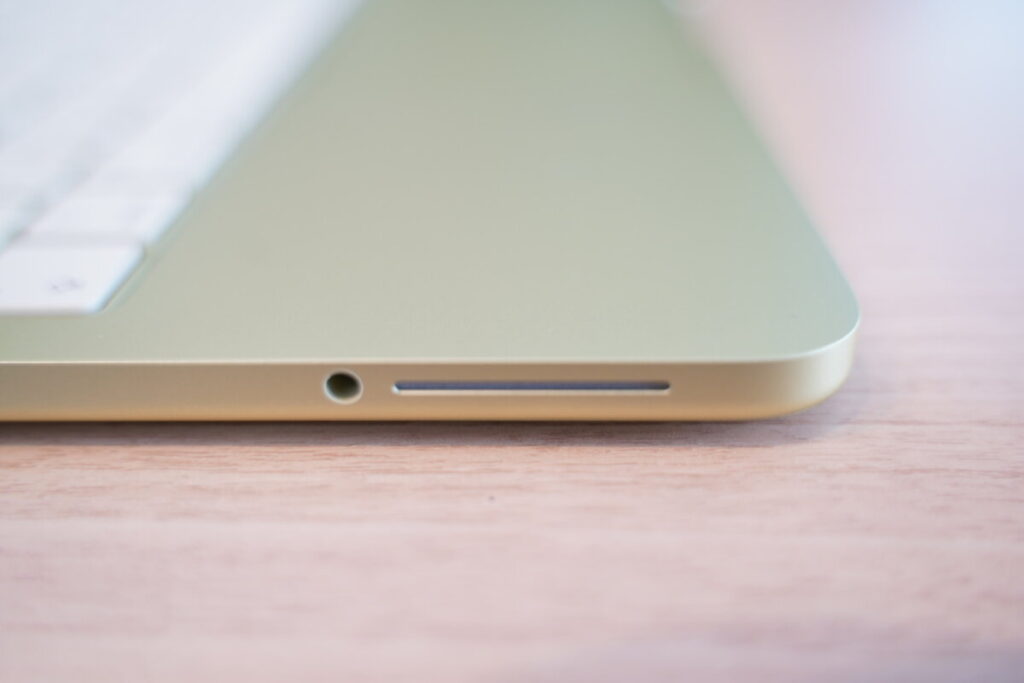 MacBook NEOのスピーカーは両サイドに配置の「2スピーカー」（MacBook airは4、MacBook Proは6スピーカー）