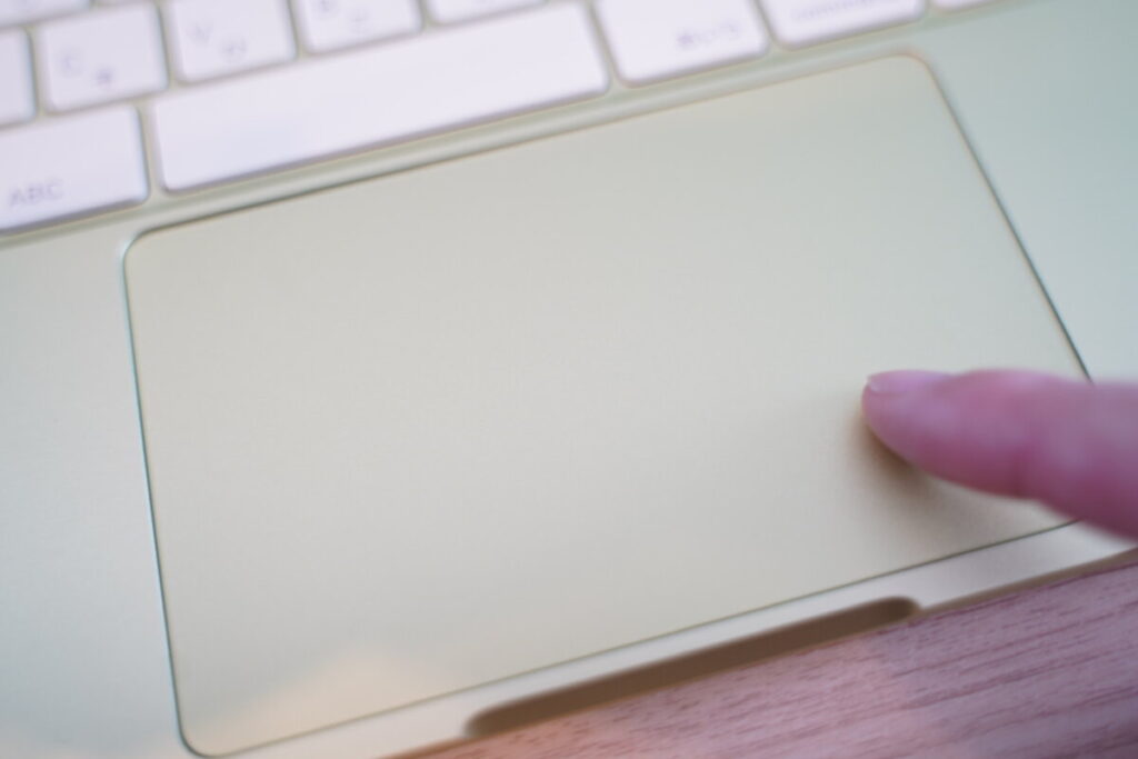 トラックパッドは物理クリック式です。