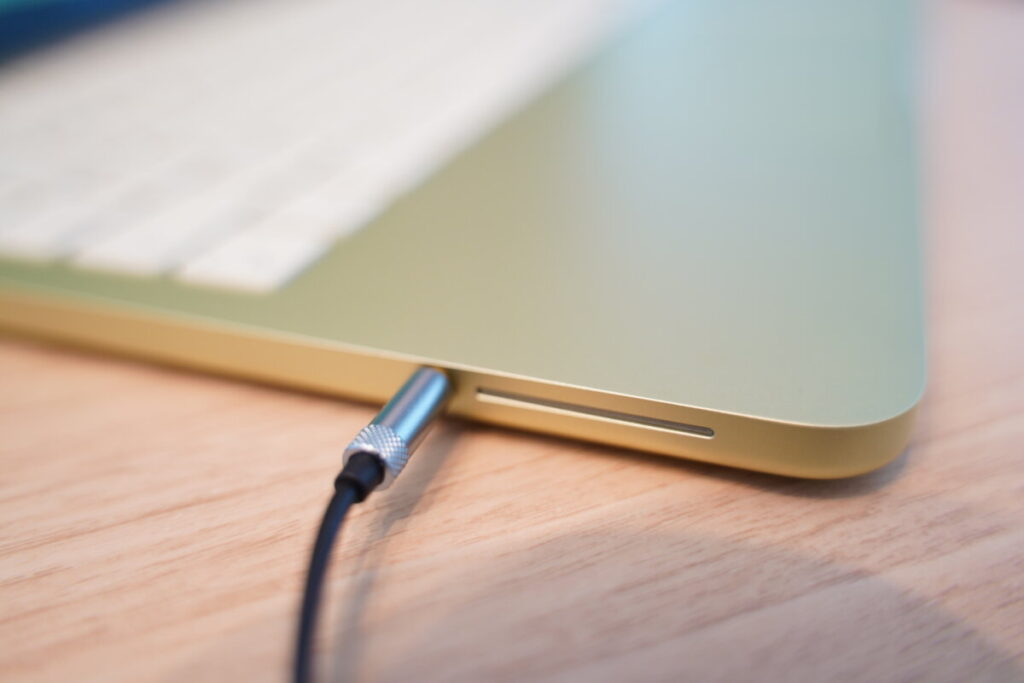 MacBook Neoはイヤホンジャックの位置が最もベストな場所