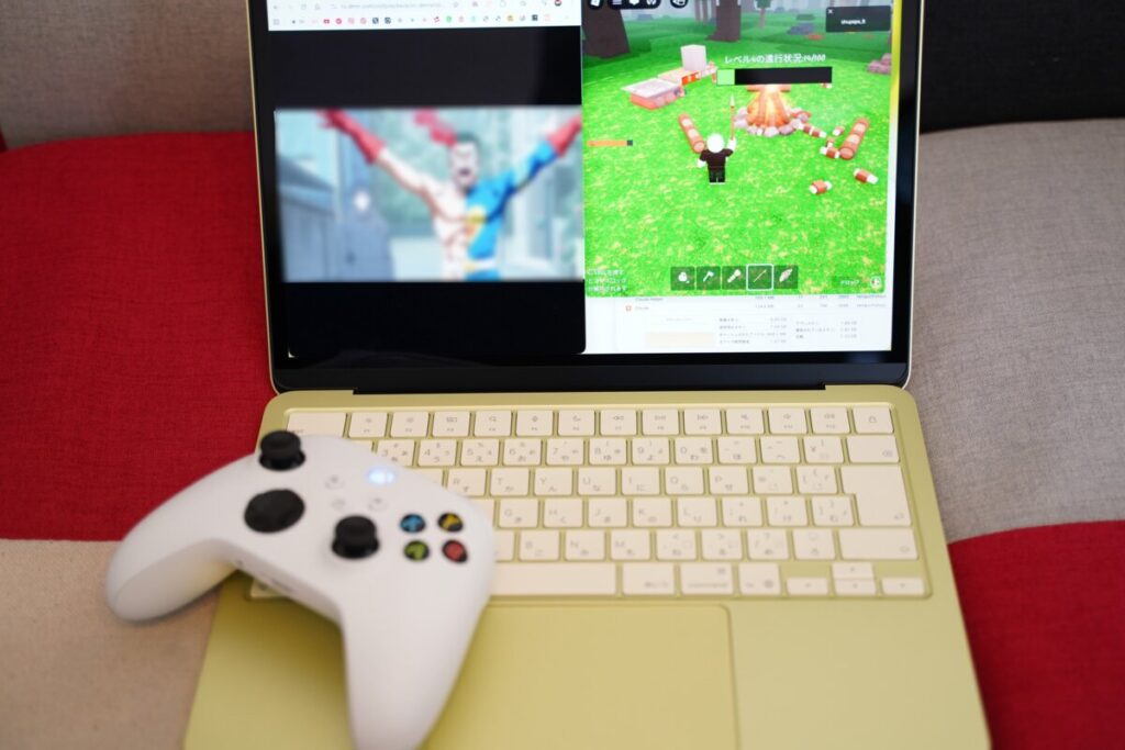 MacBook NEOで片方で映像を見ながら、片方でカジュアルな動作なゲームをプレイすることも可能